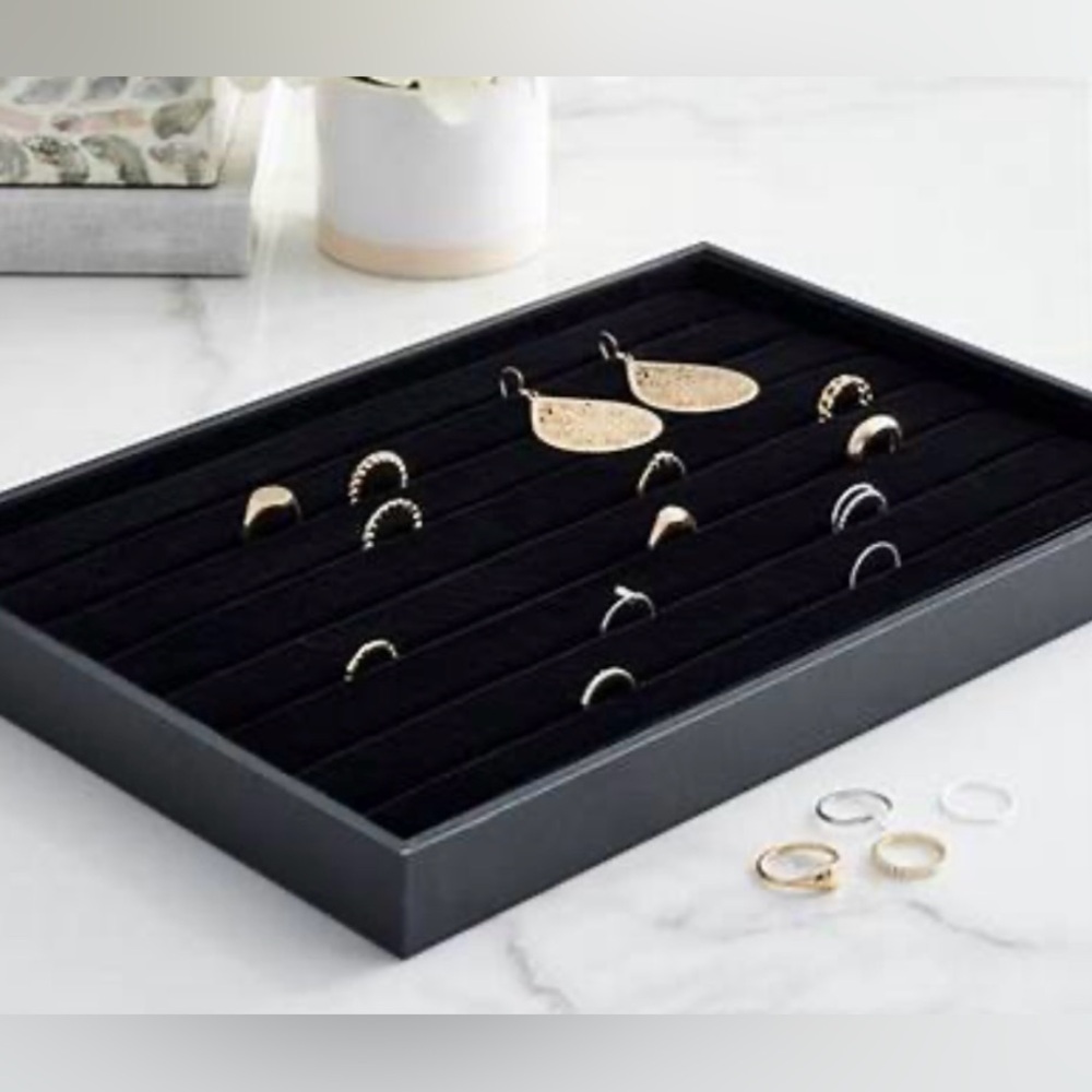 HILDIE & JO Black Velvet Ring Display black tray size 4" NWT - Picture 4 of 5